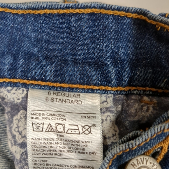 Old Navy Women's Boyfriend Distressed Blue Jean Shorts , Size 6 - Picture 4 of 7